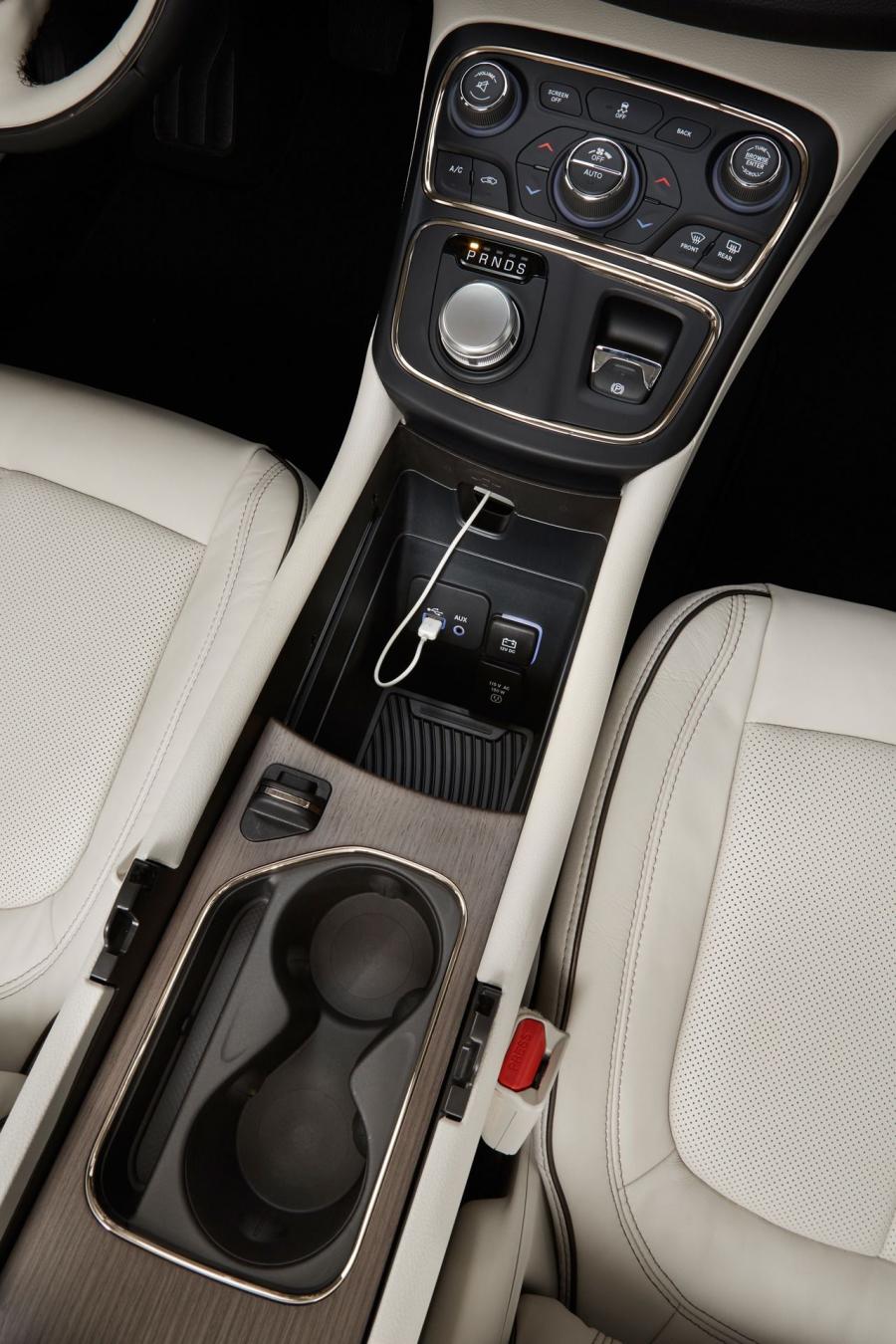  Chrysler 200 2015 года  (фото 24 из 207)